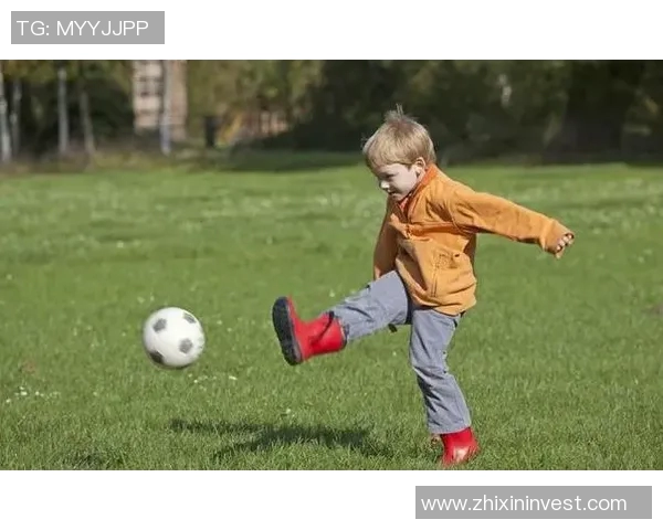 小宝宝也能踢球看婴儿模仿足球明星广告的可爱瞬间
